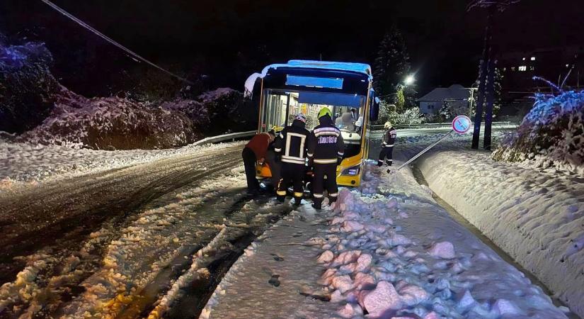 Az önkéntes tűzoltó egyesület tagjai segítettek