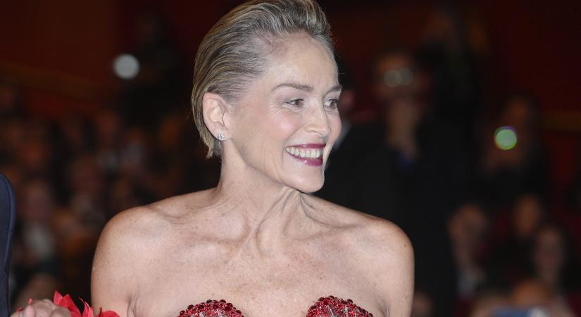 A 66 éves Sharon Stone bámulatosan nézett ki, valódi végzet asszonyaként pózolt a vörös szőnyegen