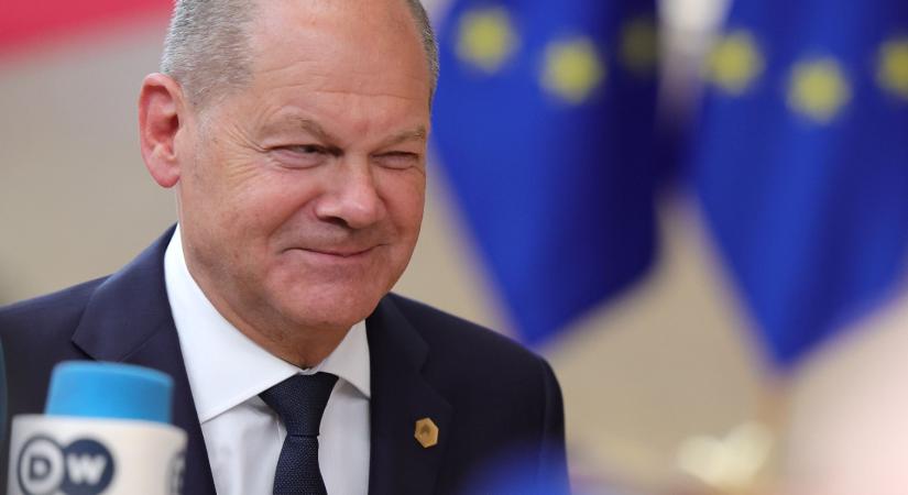 Félreállt a népszerű védelmi miniszter Scholz kancellár útjából