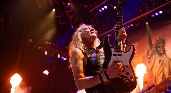 Elesett a színpadon Janick Gers, az Iron Maiden gitárosa (videó)