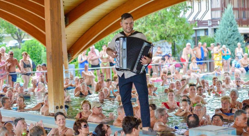 Gyerekdalokkal készül az apaságra a harmonikás