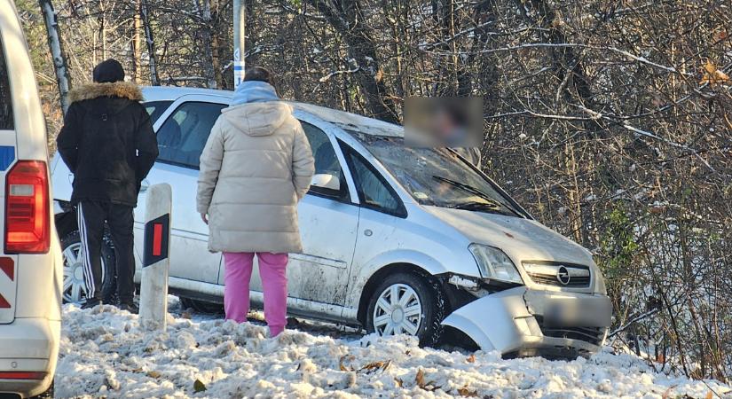 Lesodródott az útról egy autó Debrecen külső részén