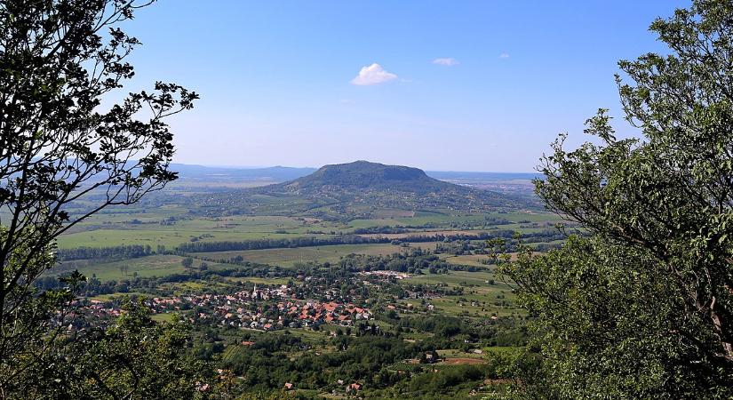 Sárkány lakta, vulkánból lett, és szeretjük a borait – ez a Szent György-hegy