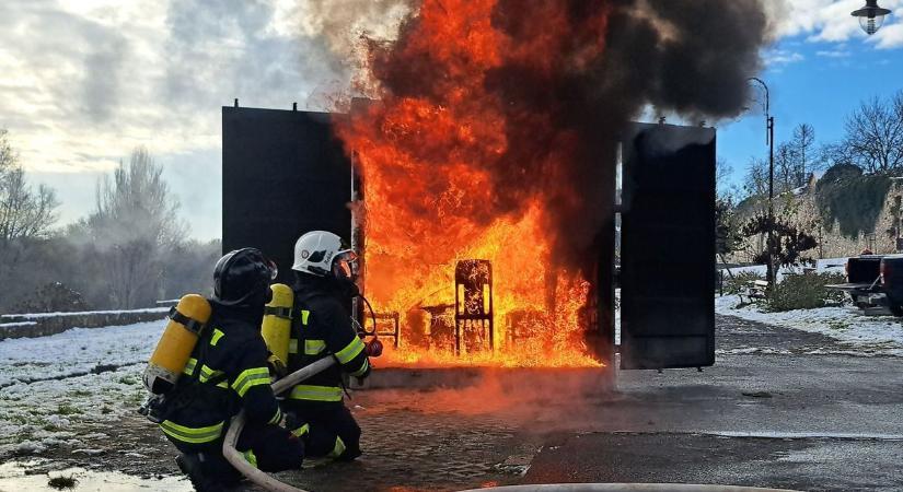 Lakószoba konténer égett Sárospatakon a Vízikapunál (képekkel, videóval)