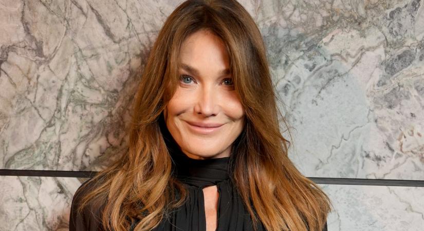 Az 56 éves Carla Bruni gyakran beveti ezt a 3 stílustrükköt: sikkes és nőies a megjelenése