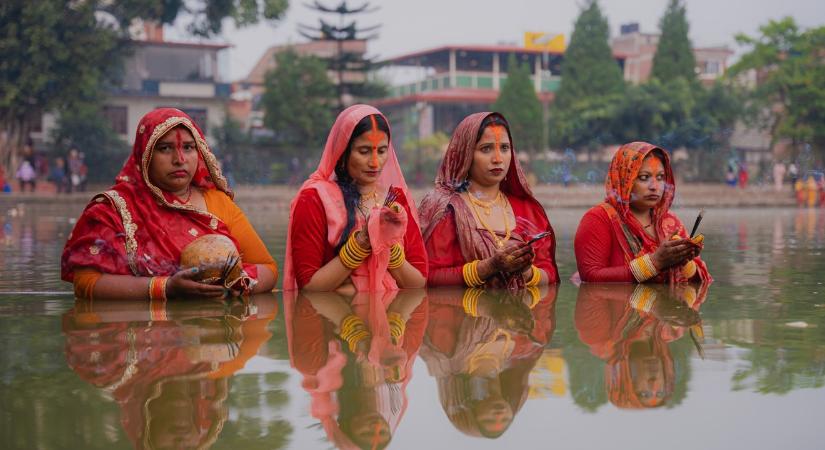 Így imádkoznak a Napistenhez a hindu szertartáson – fotók