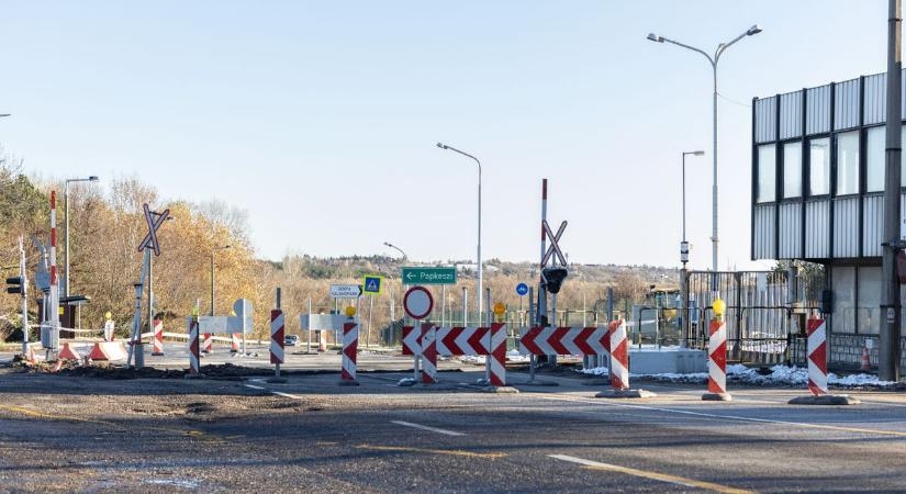 Közlekedés a megyében: javítják a vasúti átjárót és lekereült a tábla