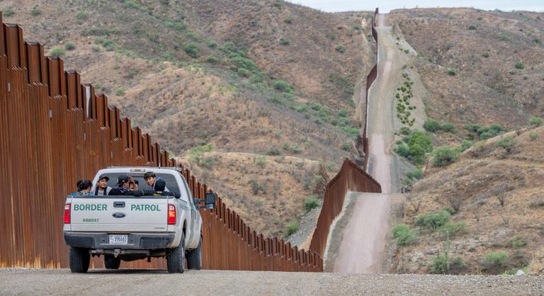 Ezeknek az iparágaknak verne oda az illegális bevándorlók tömeges deportálása az USA-ból