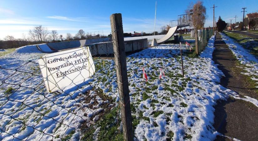 Elbontják a gördeszkás plébános pályáját Rédicsen