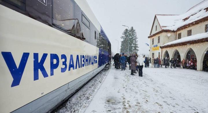 Hegyi kövek blokkolták a vonatforgalmat Kárpátalján