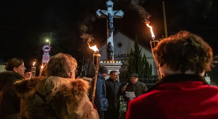 Égő fáklyákkal vonultak a katolikus kereszthez (galéria)