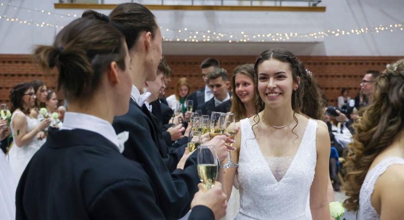 Életre szóló élmény a szalagavató a Karolinában is – galériával, videóval