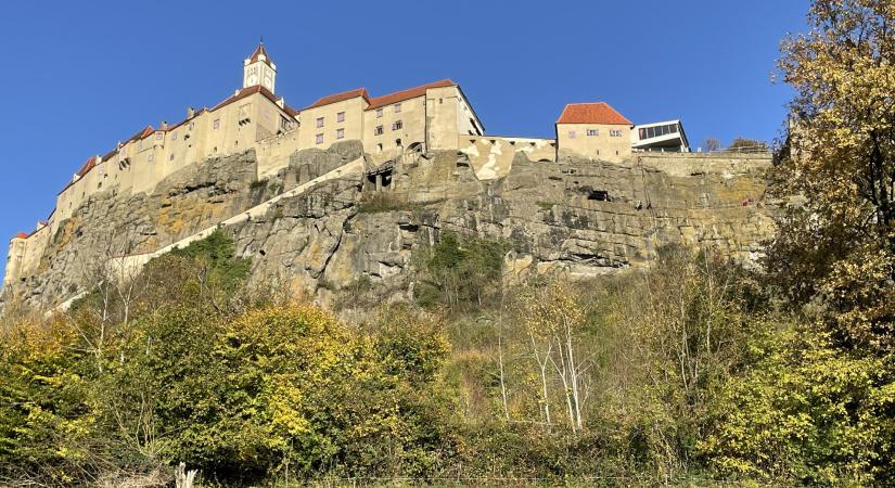 Sziklabércen, kevélyen áll Riegersburg, a stájer virágboszorkány vára