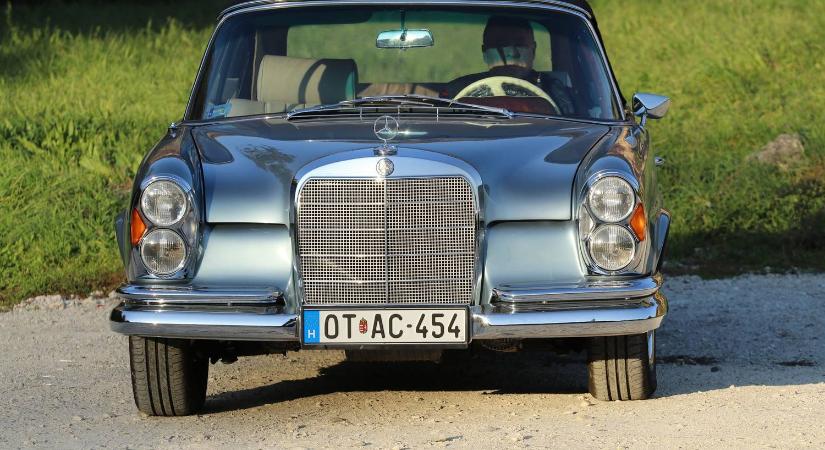 Gótikus templom, tető nélkül - Restaurálták: Mercedes-Benz 220 SEb Cabriolet (W111/3, 1963)