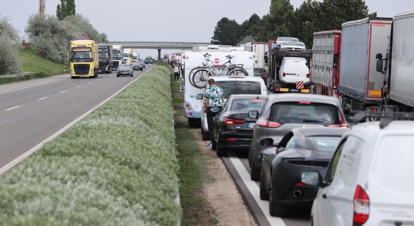 Baleset! Teljes szélességében lezárták a magyar főutat: tűzoltók a helyszínen