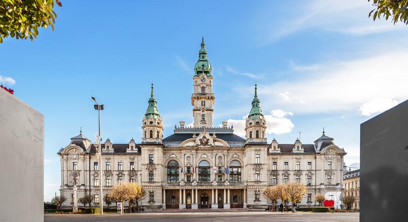 Szervtelen főtér: a győri Megyeháza tér története