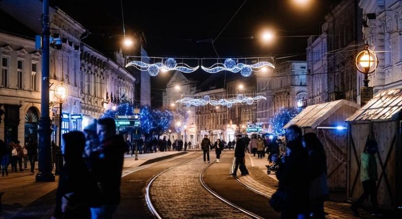 Kézműves portékák és zenei programok a miskolci adventi forgatagban