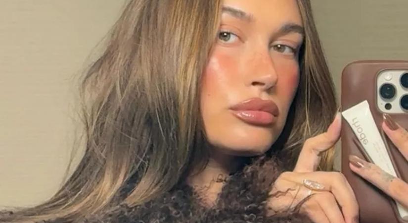 Hailey Bieber fahéjascsiga-manikűrje lehet a szezon kedvence