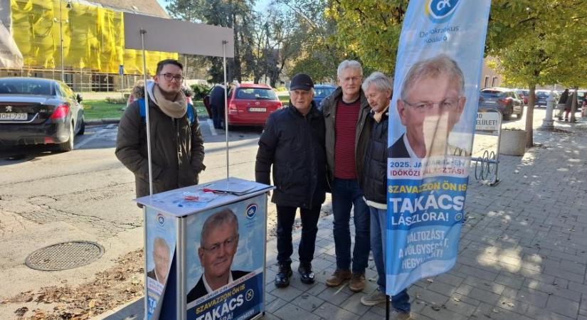 A DK jelöltje is összegyűjtötte egy nap alatt az ajánlásait a januári időközi parlamenti választásra