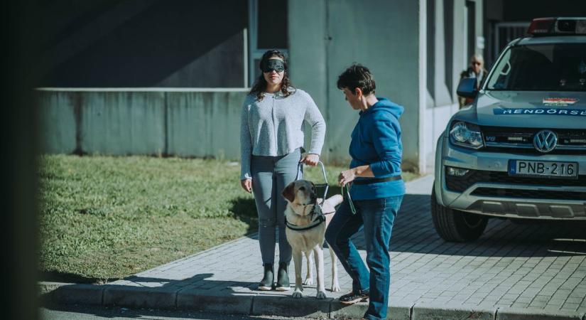 Vakvezető kutyákkal érzékenyítették a 112 segélyhívó munkatársait