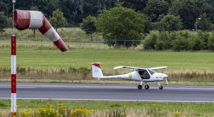 Földbe csapódott a repülőgép, csupán egy ember élte túl