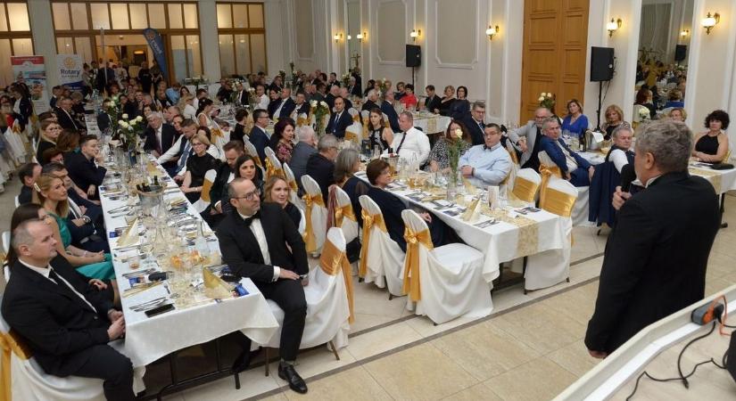 A gyermekek gyógyulását is segíti a Rotary Club jótékonysági báljával