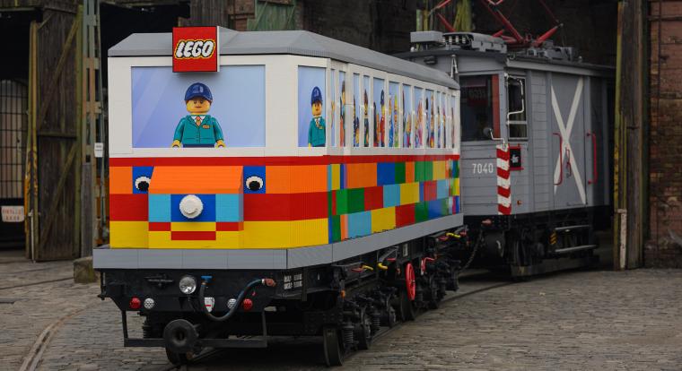 Budapestre érkezett a világ első életnagyságú LEGO villamosa