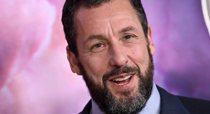 Ő Adam Sandler bombázó felesége: a színész 25 éve rajong Jackie-ért