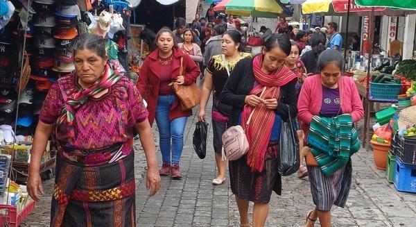 Guatemala: maja piramisok, aktív tűzhányók és vad dzsungelek földje - Chicicastanengo, a kicse indiánok vallási központja