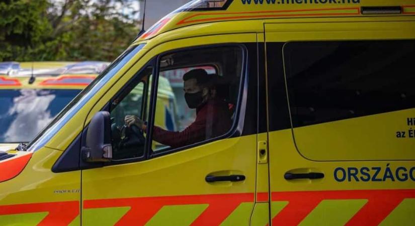 Őrjöngve üldözték a beteg rokonai a mentőket Székesfehérváron