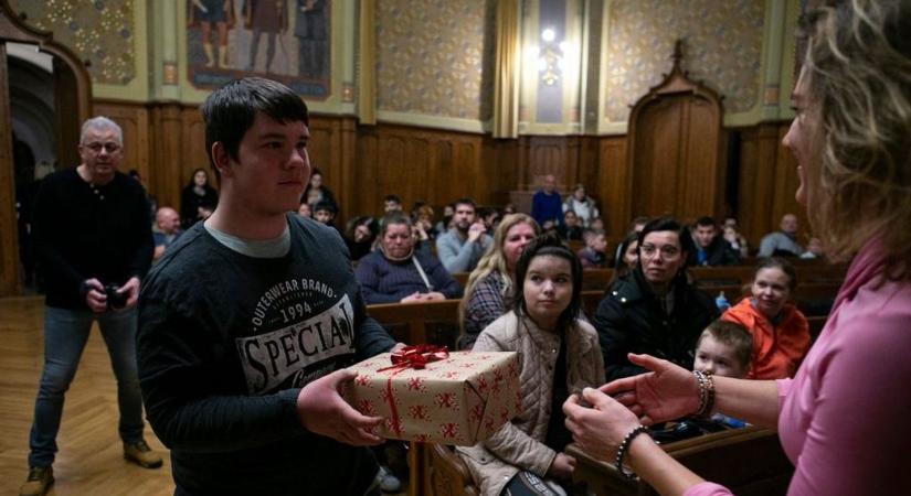 Szebbé tehetjük a rászorulók karácsonyát, hamarosan kezdődik a Cipősdoboz akció