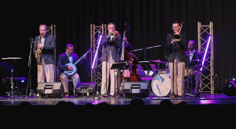 Programok a vármegyében: Radnóti-Est az Agórában, Hot Jazz Band és Illényi Katica koncertje a Belvárosi Moziban