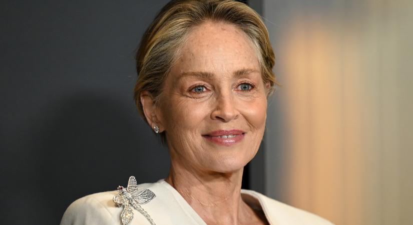 A hét szettje: a 66 éves Sharon Stone új szintre emelte a virágminta viselését