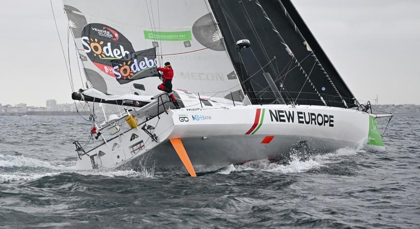 Weöres Szabolcs felborult a Vendée Globe földkerülőn, jelentősek a károk