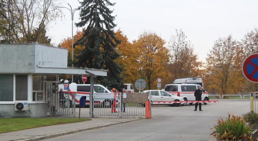 Nyolcéves fűri kisfiút vittek be a kórházba késsel a hátában