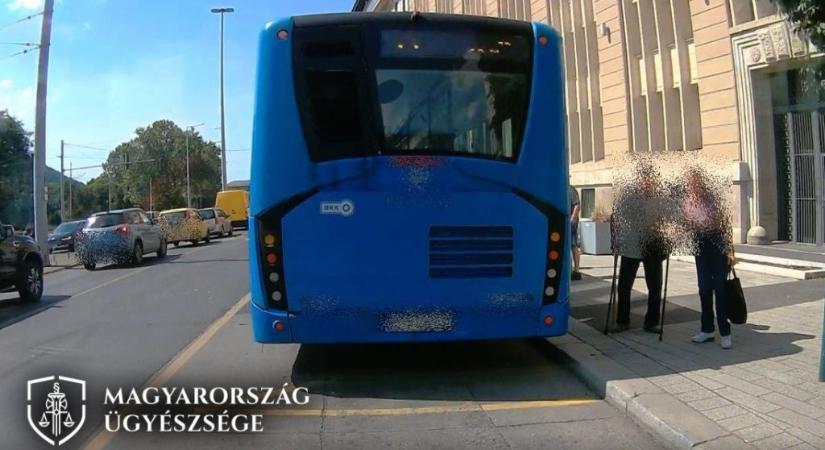 Életveszélyesen megsérült egy 89 éves férfi, akit botjánál fogva rángatták le a villamospótló buszról