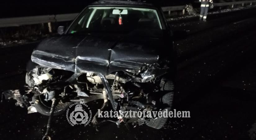 Kiszakadt az autó motorja az ütközés erejétől