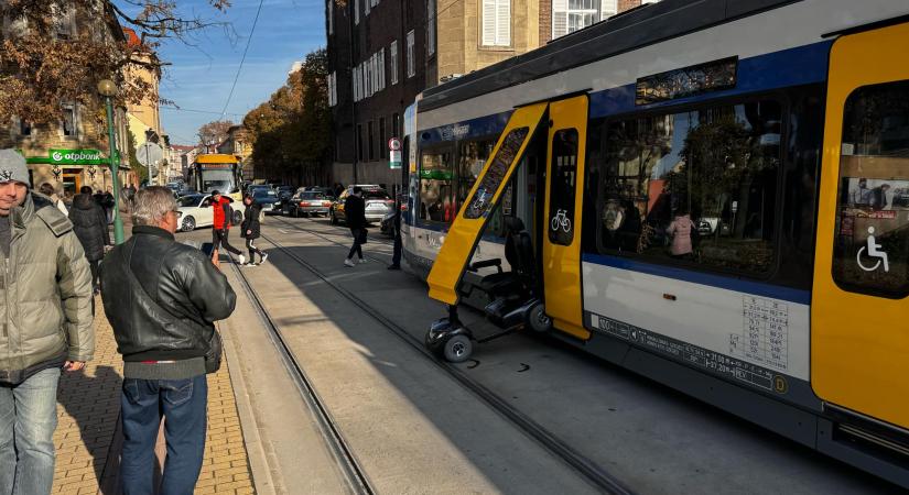 Rokkantkocsi gurult ki a tram-trainből Szegeden