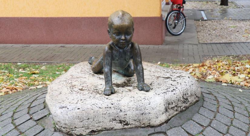 Táblát kap a legnépszerűbb makói szobor