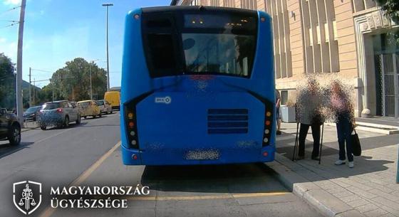 Botjánál fogva rántott le a buszról egy 89 éves utast egy férfi Ferencvárosban