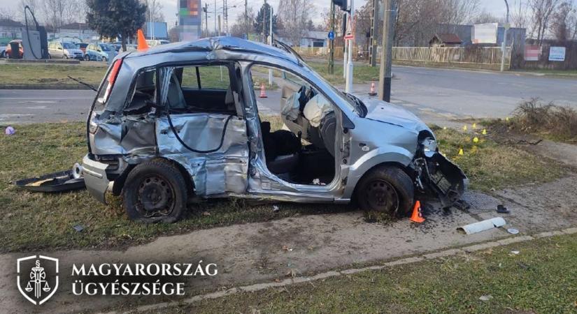 Végigbulizta az éjszakát a sofőr, aki elaludt a volánnál, és fékezés nélkül ütközött egy busszal