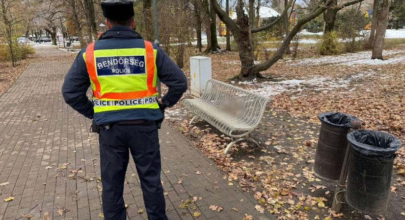 Tragédia Hajdúszoboszlón: fegyver sülhetett el a forgalmas parkban – fotókkal