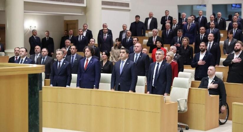 Alakuló ülést tart a georgiai parlament, a rendőrség lezárta a törvényhozáshoz vezető utcákat