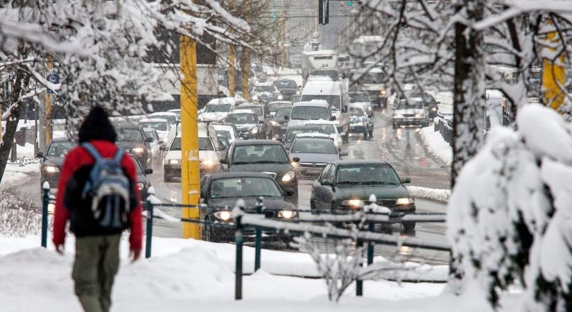 Brutális baleset: forgalomfigyelő kamera rögzítette, ahogy a kocsi szaltózott egyet az M1-esen