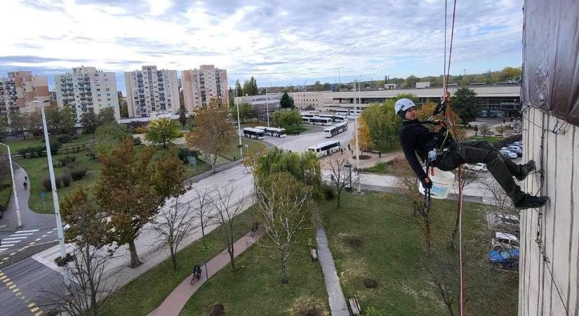 Íme a titok: ez tartja életben a szolnoki toronyház oldalán lógó ipari alpinistákat