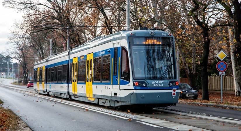 Véletlenül gázt adott: letépte a szegedi tram-train ajtaját egy rokkantkocsi - durva fotók