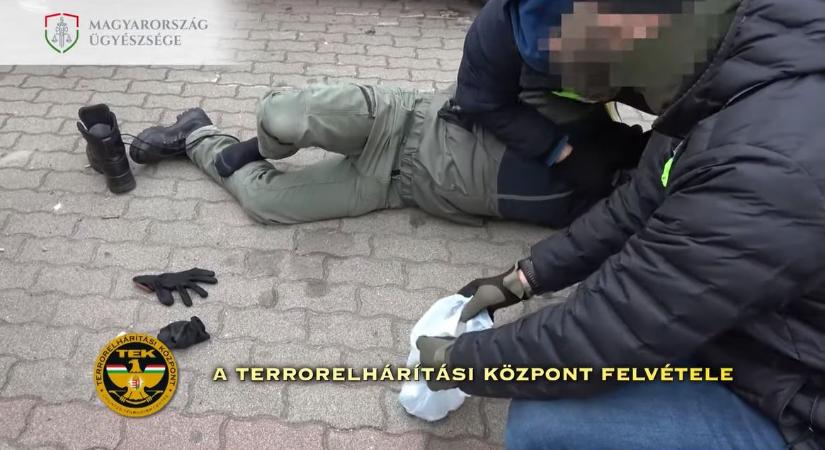 Letartóztatták a kábítószer-kereskedelemmel gyanúsított rendőrt – videóval