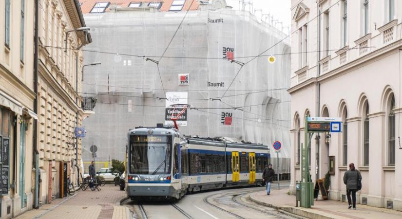 Kitörte egy rokkantkocsi a tram-train ajtaját Szegeden (fotó)