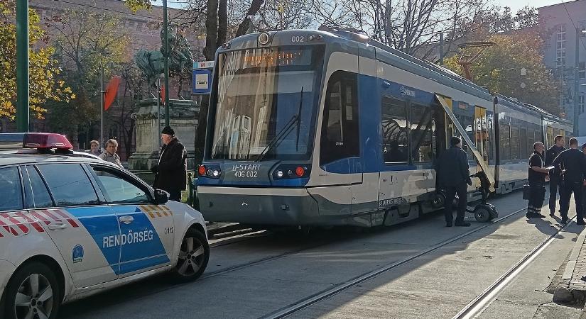 Kitörték az egyik tram-train ajtaját Szegeden