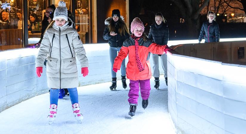 Jeges csúszásra fel! Már lehet korcsolyázni Debrecen főterén